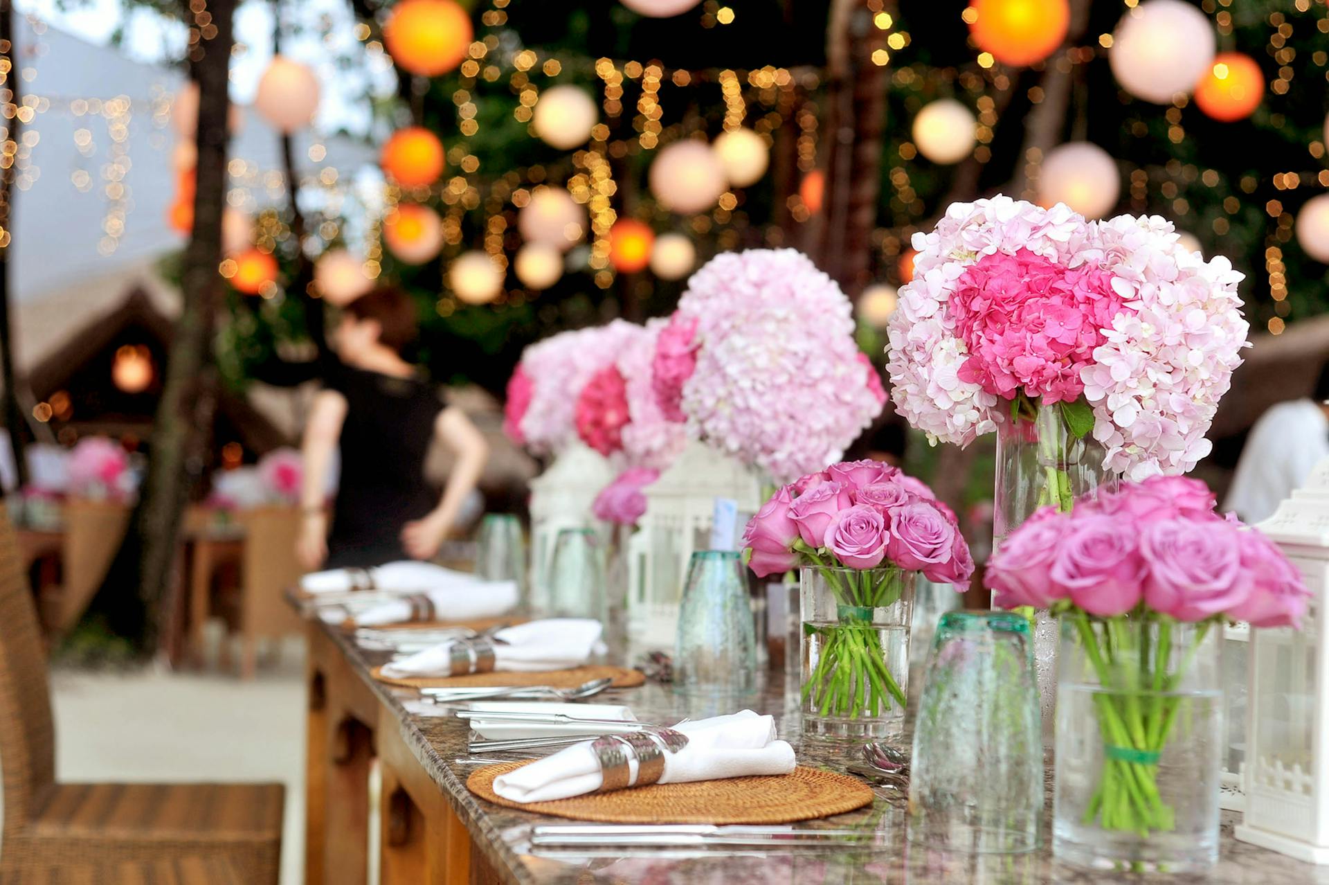Beautiful Wedding table with flowers represents why Lincoln Limousine is a good choice for your big day.