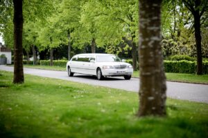 White lincoln limousine represents Limousine Hire packages in Budapest for every occasion.